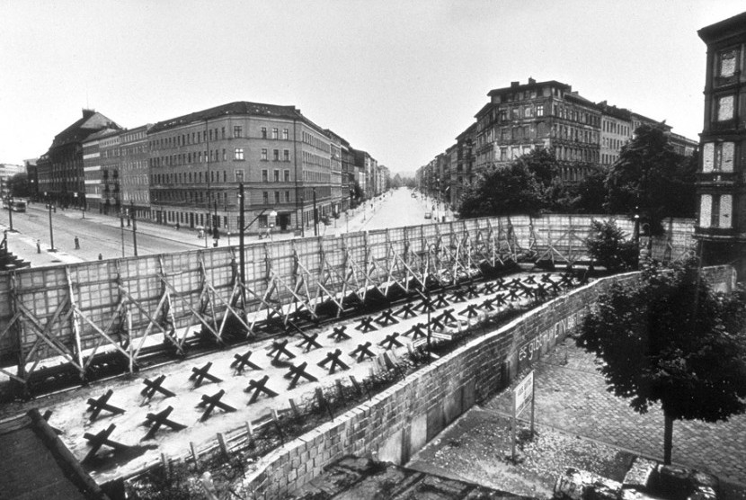 Pemandangan dari Berlin Barat menghadap ke Bernauer Street di Berlin Timur pada 1962.