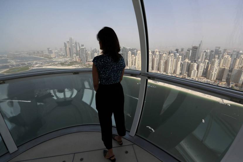 Fakta Bianglala Tertinggi di Dunia, Ain Dubai . Pemandangan dari dalam kabin bianglala Ain Dubai saat siang.