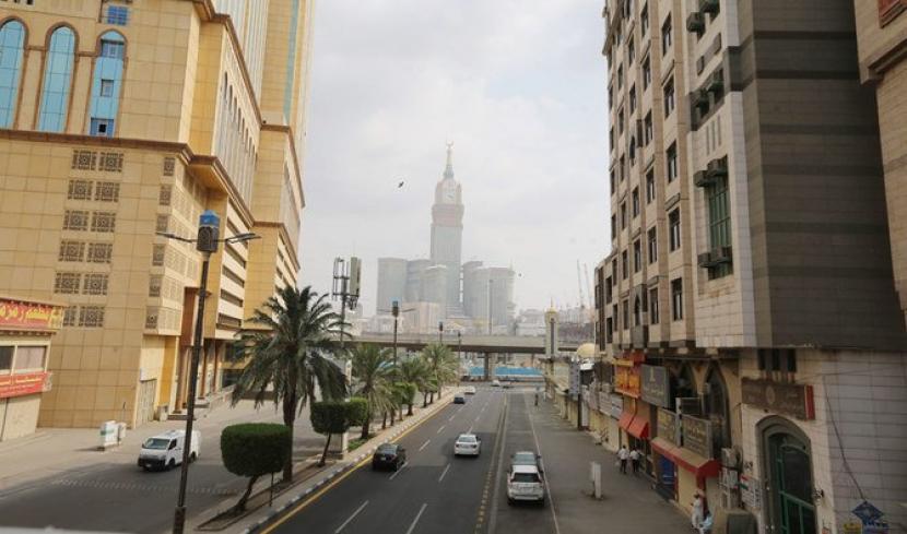 Pemandangan dari udara menunjukkan jalan-jalan sepi di kota suci Mekkah Saudi pada 8 April 2020, selama krisis pandemi virus korona