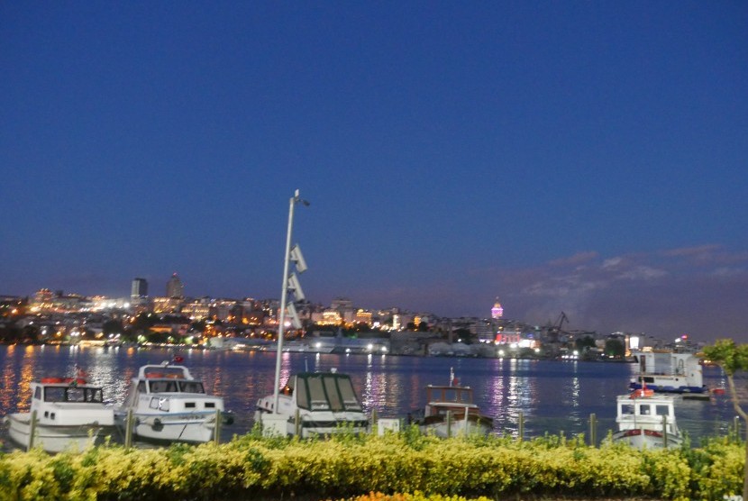 Pemandangan di depan Restoran pubik di Selat Bosporus, Istambul Turki.
