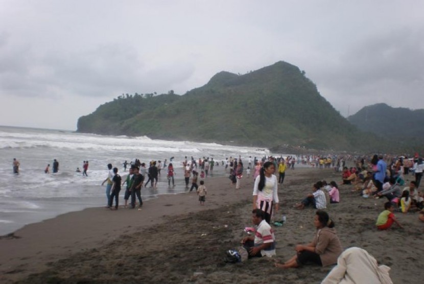 Pemandangan di Pantai Suwuk, Kebumen, Jawa Tengah.
