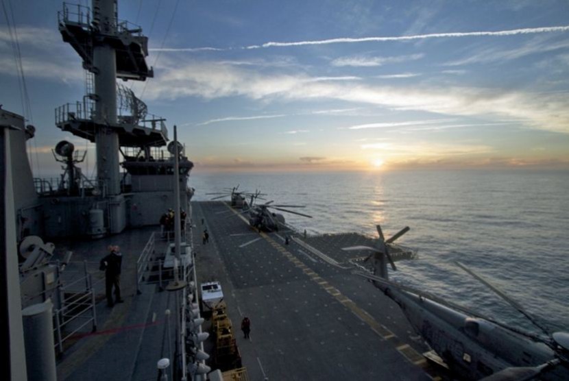 Pemandangan dii atas anjungan kapal induk, USS Wasp
