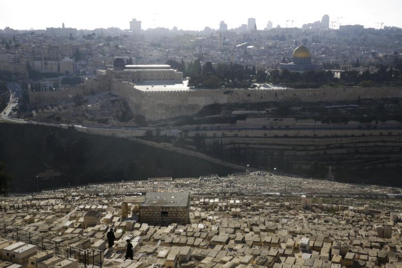 Pemandangan Dome of the Rock dan Masjid Al Aqsa di Yerusalem, Palestina, Jumat (23/4). 