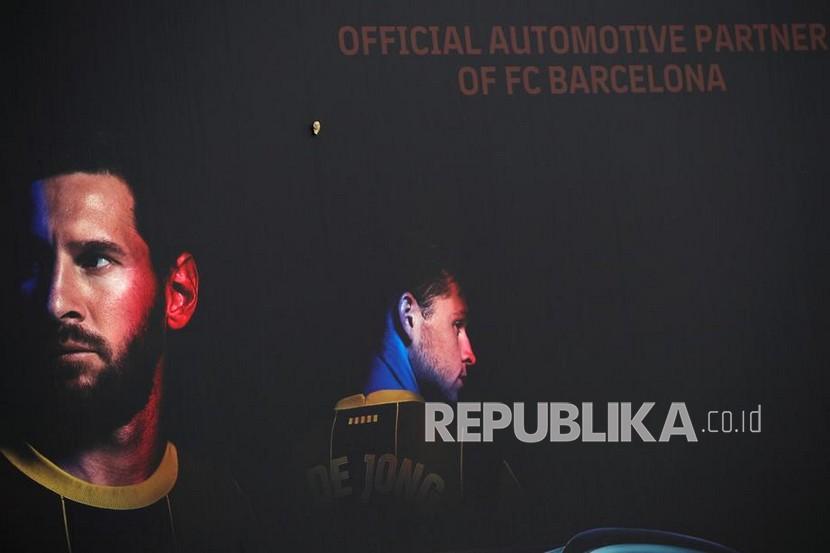  Pemandangan foto Lionel Messi (kiri) di toko resmi FC Barcelona di Barcelona, Spanyol, 6 Agustus 2021. Barcelona mengeluarkan pernyataan pada 5 Agustus bahwa striker asal Argentina Lionel Messi tidak akan memperpanjang kontraknya dengan Barcelona. 