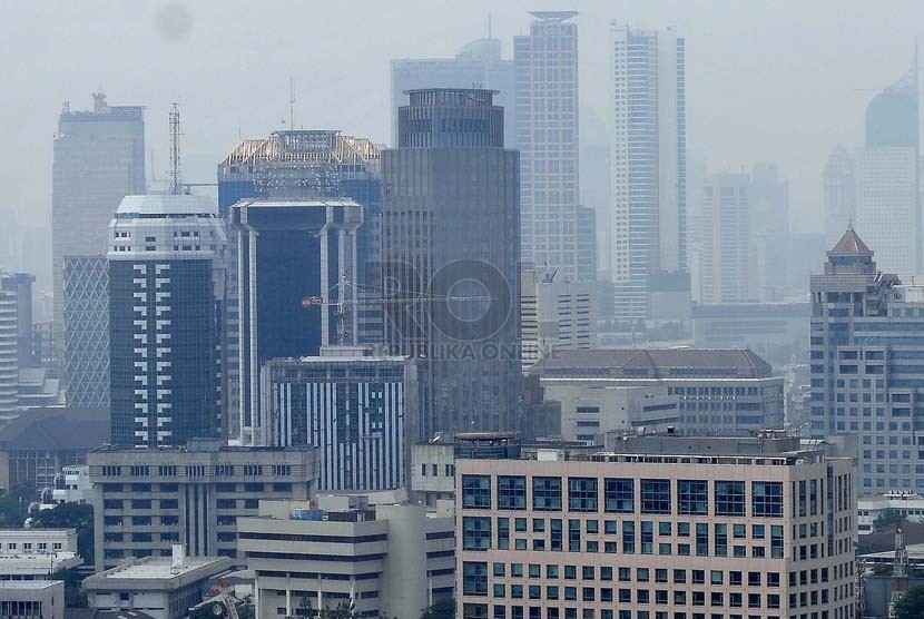 Pemandangan gedung bertingakat dan kota Jakarta terlihat salah satu gedung di Jakarta Pusat, Jumat (3/10).(Republika/Prayogi)