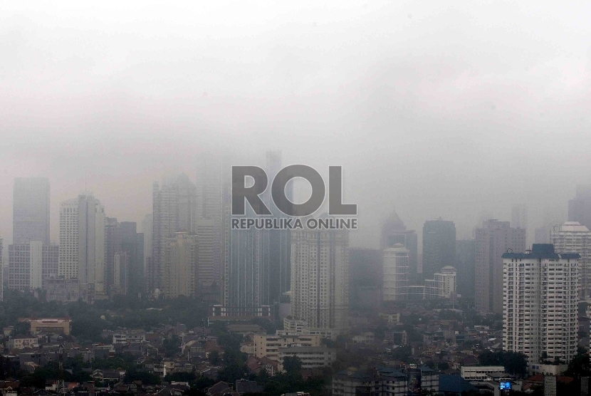 Pemandangan gedung-gedung yang tertutup kabut saat hujan di kawasan Senayan, Jakarta, Senin (9/2). (Republika/Agung Supriyanto)