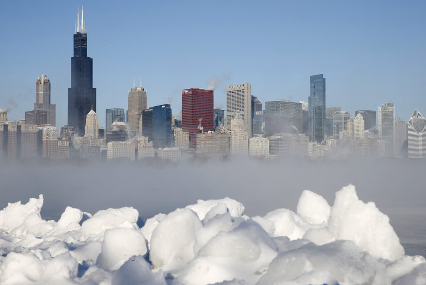 Pemandangan gedung pencakar langit yang diselimuti kabut salju terlihat dari Danau Michigan di Chicago, Illinois, Senin (6/1) waktu setempat.  (Reuters/Jim Young)