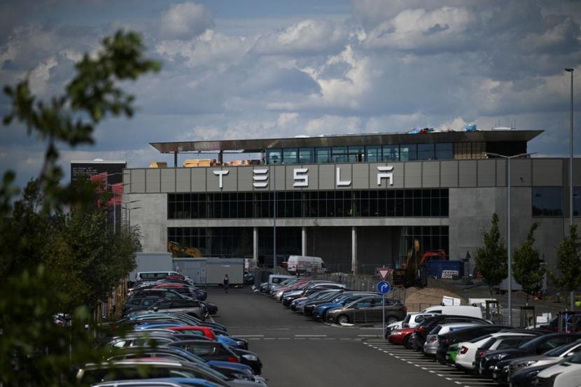 Pemandangan Gigafactory Tesla Berlin-Brandenburg, pabrik mobil listrik di Gruenheide, Jerman 18 Juli 2023. Tesla akan menghentikan sementara pabriknya di Berlin.