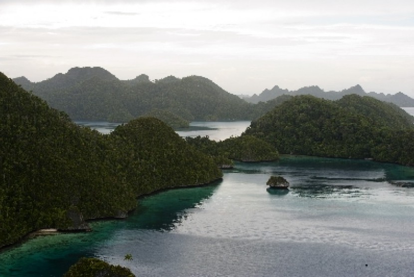Pemandangan gugusan pulau menonjol (lime stone) di Wayag menjadi salah satu andalan daya tarik wisata Raja Ampat, selain pesona bawah lautnya, Papua Barat,