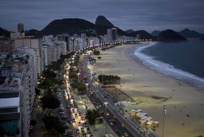 Pemandangan hotel dan apartemen di sepanjang pantai Copacabana, Rio de Janeiro, Brasil.