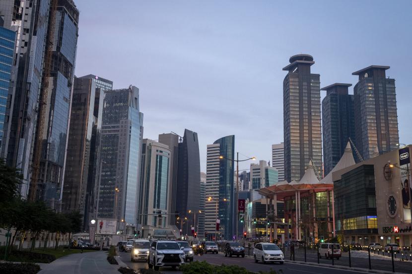 Pemandangan hotel dan bangunan lainnya di area West Bay di Doha, Qatar, Kamis, 9 Desember 2021. 