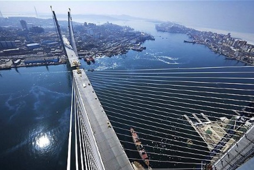 Pemandangan jembatan gantung di Vladivostok, Rusia. Vladivostok akan menjadi lokasi KTT APEC 2012
