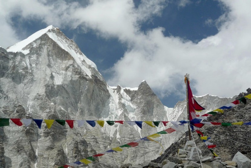 Pemandangan kamp di depan puncak Gunung Everest 