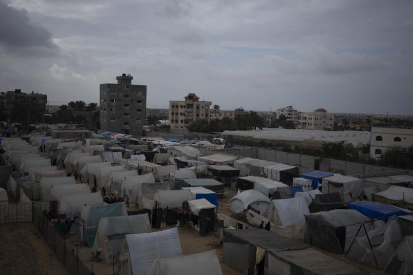 Pemandangan kamp tenda sementara tempat tinggal warga Palestina yang mengungsi akibat serangan darat Israel di Jalur Gaza, di Rafah, pada Selasa, 23 Januari 2024.