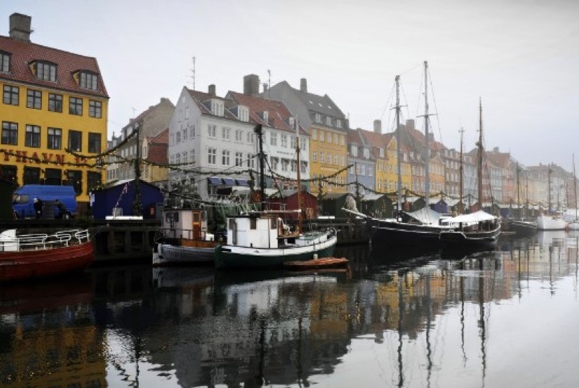Pemandangan kanal di Nyhaven di Copenhagen, Denmark, 2009.