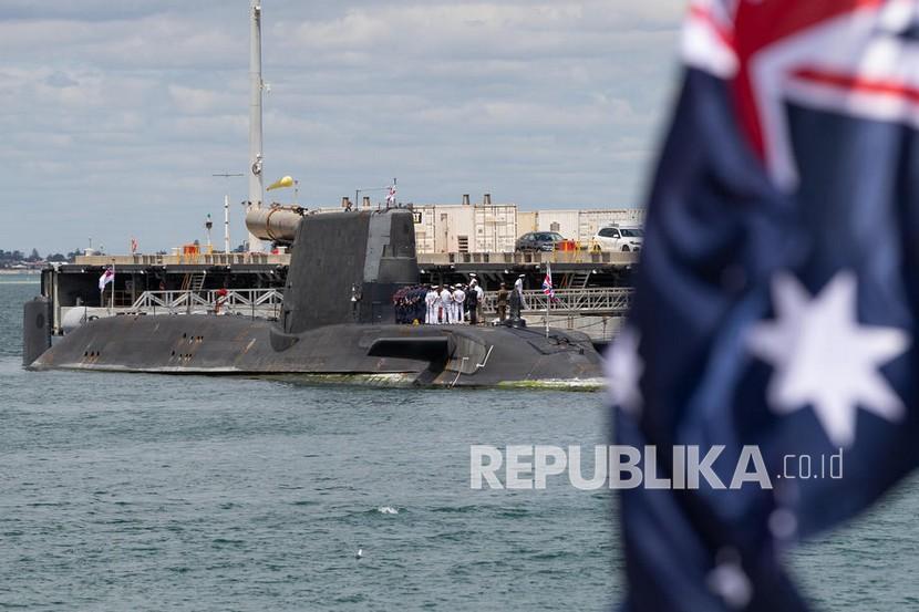  Pemandangan kapal selam serang bertenaga nuklir Inggris HMS Astute di pangkalan HMAS Stirling Royal Australian Navy di Perth, Australia Barat, Australia, Jumat (29/10). Pengamat menilai konflik China vs AUKUS menjadikan Indonesia sebagai negara proksi.