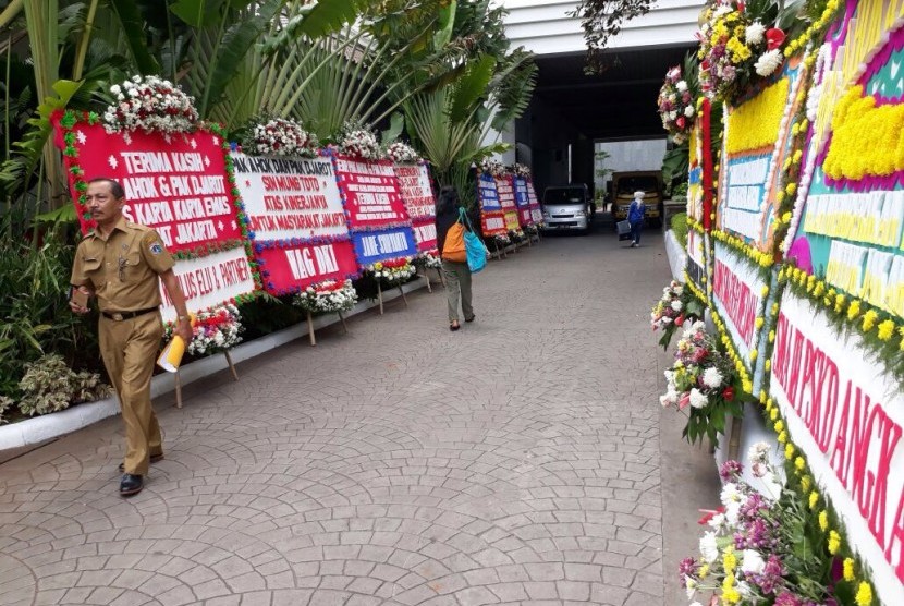 Pemandangan karangan bunga di halaman Balai Kota DKI Jakarta, pada Senin (9/10).