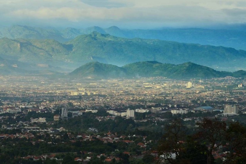 Pemandangan Kota Bandung dilihat dari atas Kawasan Bandung Utara (KBU), Selasa (12/5). (Republika/Edi Yusuf) 