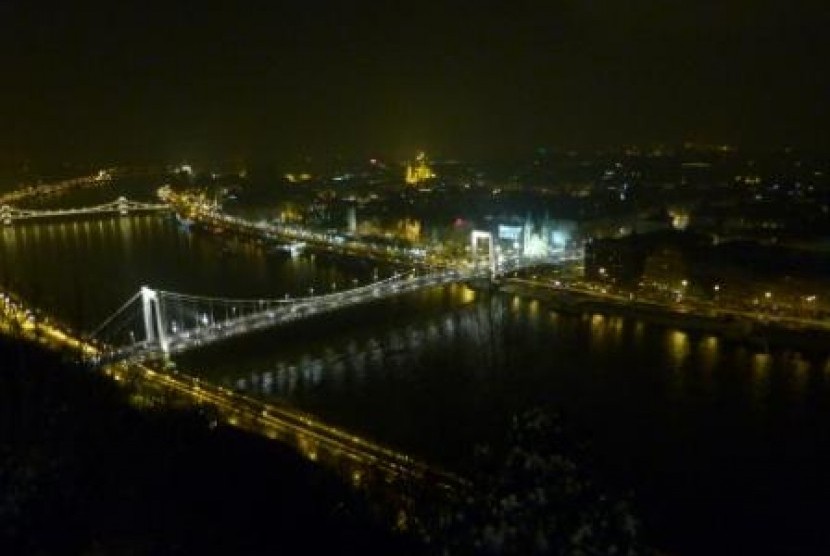 Pemandangan Kota Budapest dari Citadella, puncak tertinggi di Budapest.