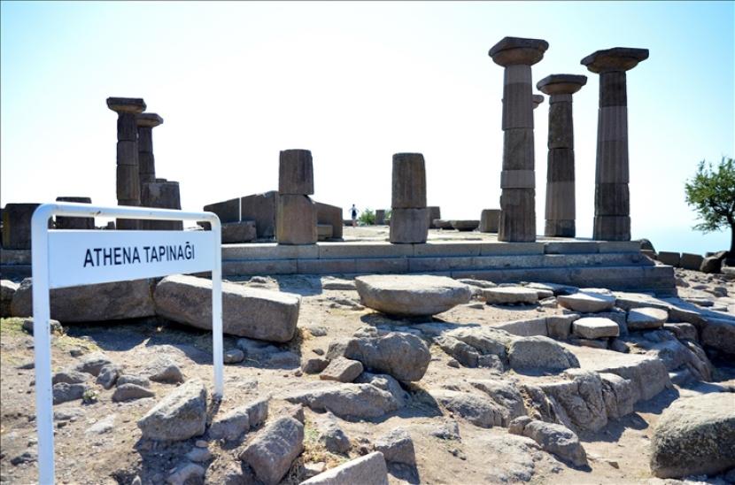Pemandangan Kota Kuno Assos, juga dikenal sebagai Behramkale atau disingkat Behram, di distrik Ayvacik, Provinsi Canakkale, Turki pada 7 Agustus 2020.