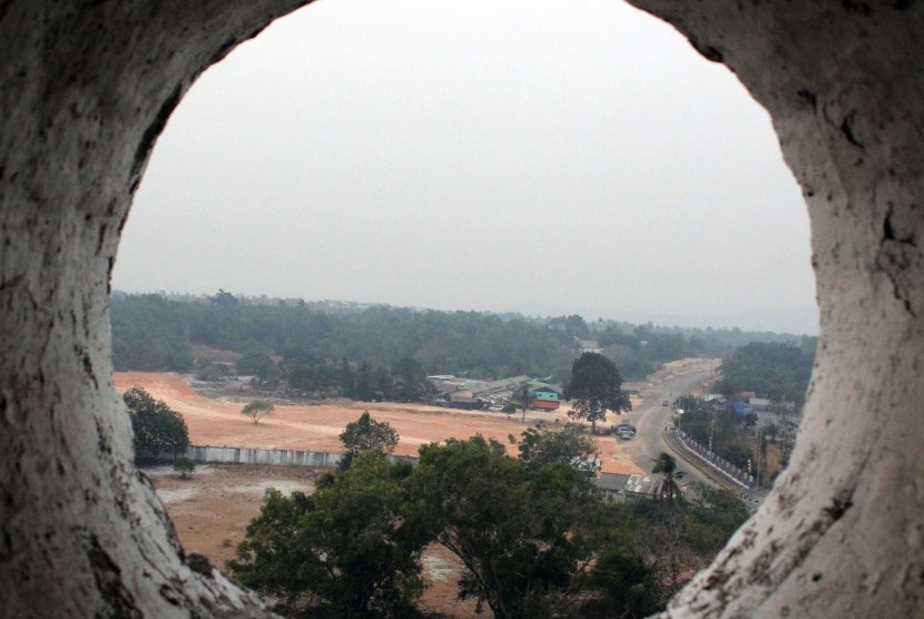 Pemandangan kota Muntok dari balik lubang di menara suar Tanjung Kalian