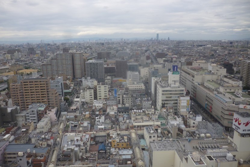 Pemandangan Kota Sakai yang dilihat dari atas ketinggian gedung Sakai City Hall, Sakai, Jepang, Kamis (9/10).