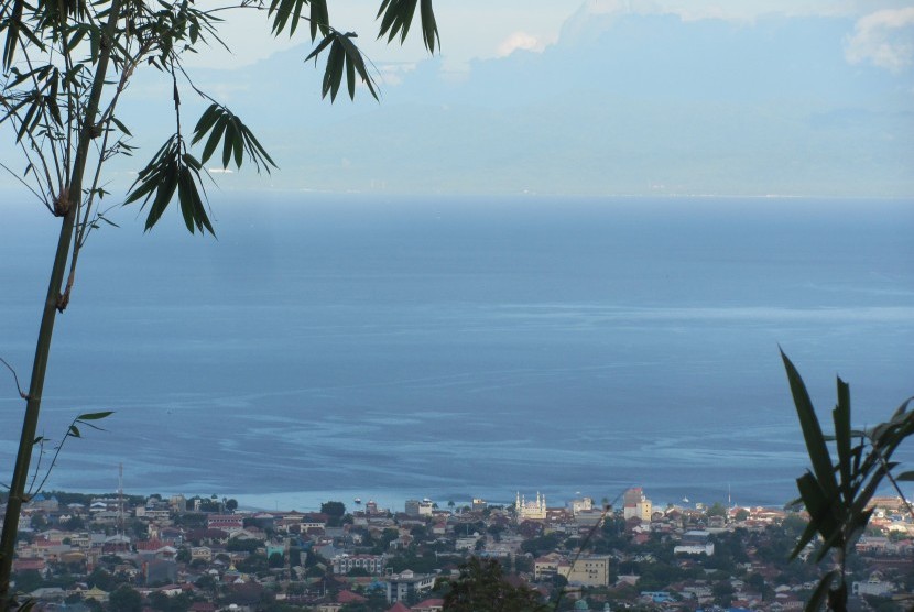 Pemandangan Kota Ternate, dilihat dari kaki Gunung Gamalama