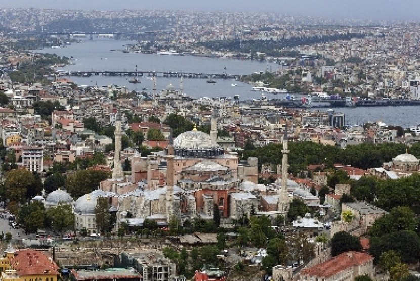 Pemandangan Kota Turki dengan bangunan ikoniknya, Haghia Sophia.