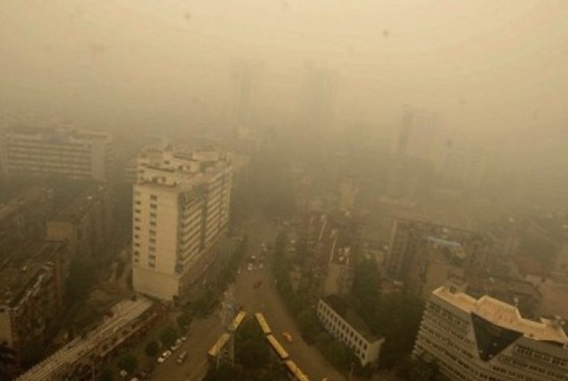 Pemandangan Kota Wuhan di Cina ketika diselimuti asap kekuningan.