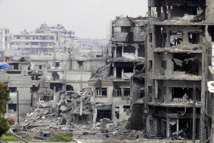  Pemandangan kota yang hancur, penuh dengan puing-puing yang berserakan akibat perang saudara di kota Homs, Suriah, Ahad (9/3). Perserikatan Bangsa-bangsa (PBB) mengatakan 10 tahun pertama konflik Suriah, yang dimulai pada 2011, telah menewaskan lebih dari 300.000 warga sipil. 