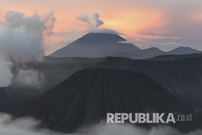 Pemandangan lansekap Gunung Semeru di Pulau Jawa