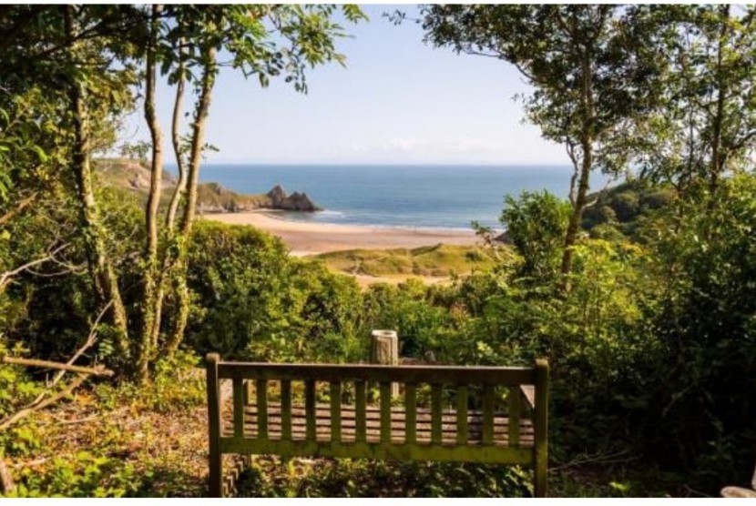 Pemandangan laut bebas yang bisa dinikmati dari kursi pantai yang terletak di tebing Inggris.