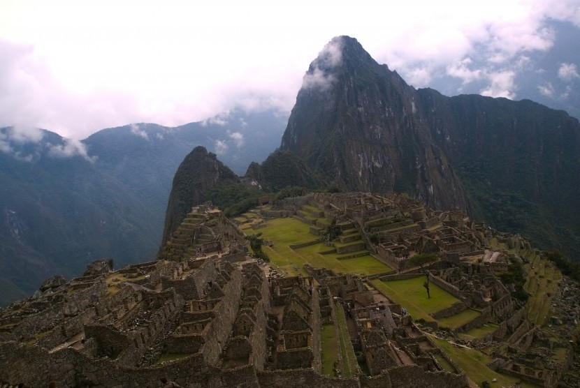 Pemandangan Machu Picchu dari atas bukit. Situs kuno ini pertama dibangun pada tahun 1450.