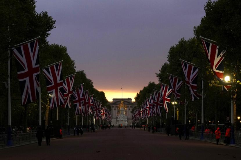 Pemandangan Mall pada malam pemakaman Ratu Elizabeth II di London, Inggris, Minggu, 18 September 2022. Ratu Elizabeth II, raja terlama memerintah Inggris dan batu stabilitas di sebagian besar abad yang bergejolak, meninggal Kamis 8 September 2022, setelah 70 tahun bertahta. Dia berusia 96 tahun.