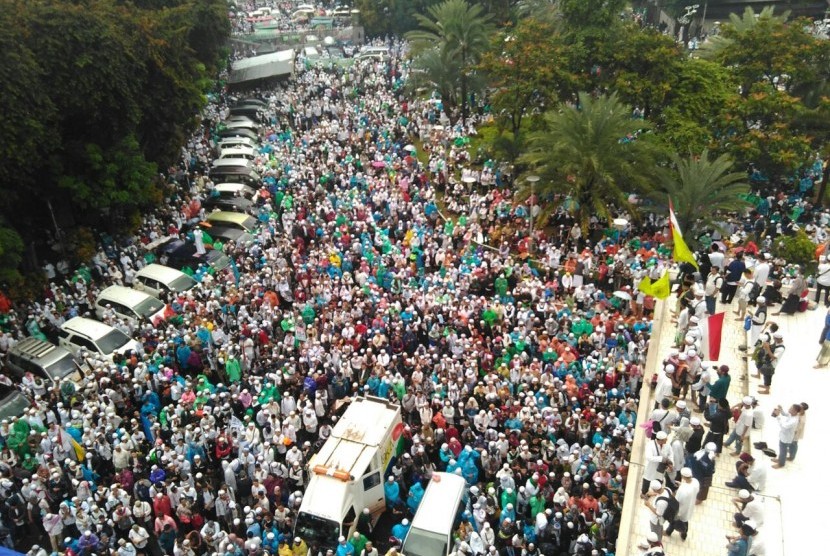 Pemandangan massa Aksi 112 dari lantai lima Masjid Istiqlal, Sabtu (11/2)