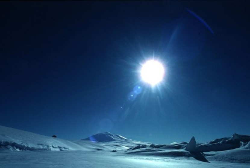 Pemandangan matahari terbenam di Antartika