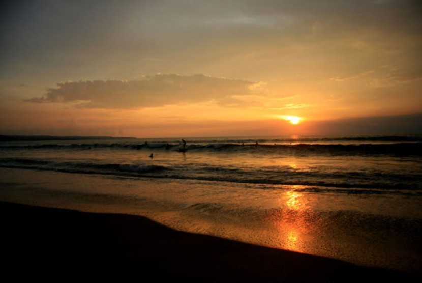 Pemandangan matahari terbenam di Kuta, Bali.