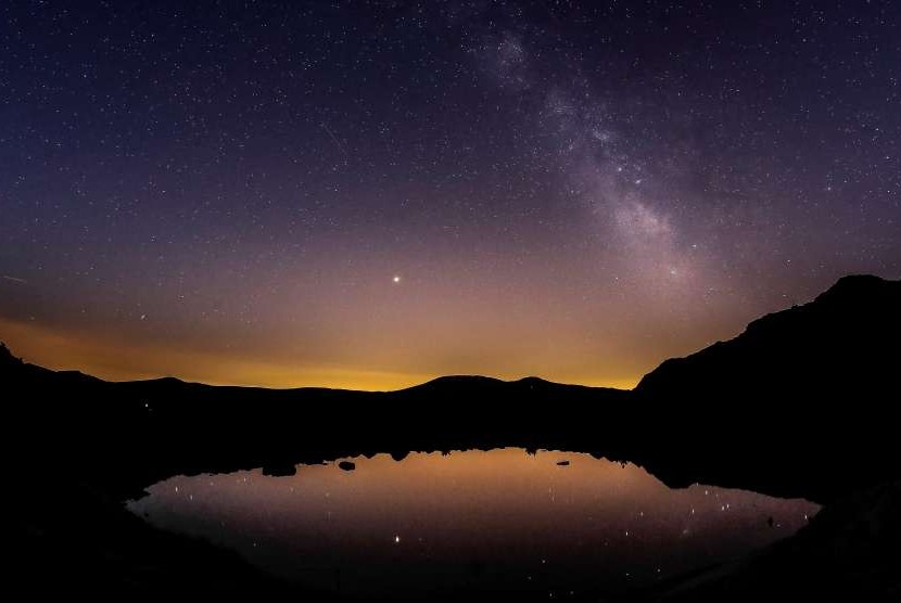 Pemandangan Milky Way di sebuah laguna di Madrid, Spanyol. Banyak wisatawan yang kini gemar melakukan astroturisme.