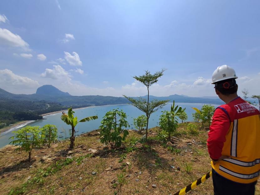Pemandangan Pantai Gemah, Tulungagung dari lokasi proyek pembangunan Rest Area Gemah yang berada di Lot 6 Jalan Lintas Selatan Prigi-Batas Kabupaten Tulungagung-Klatak-Brumbun, Ahad (25/4/2022).