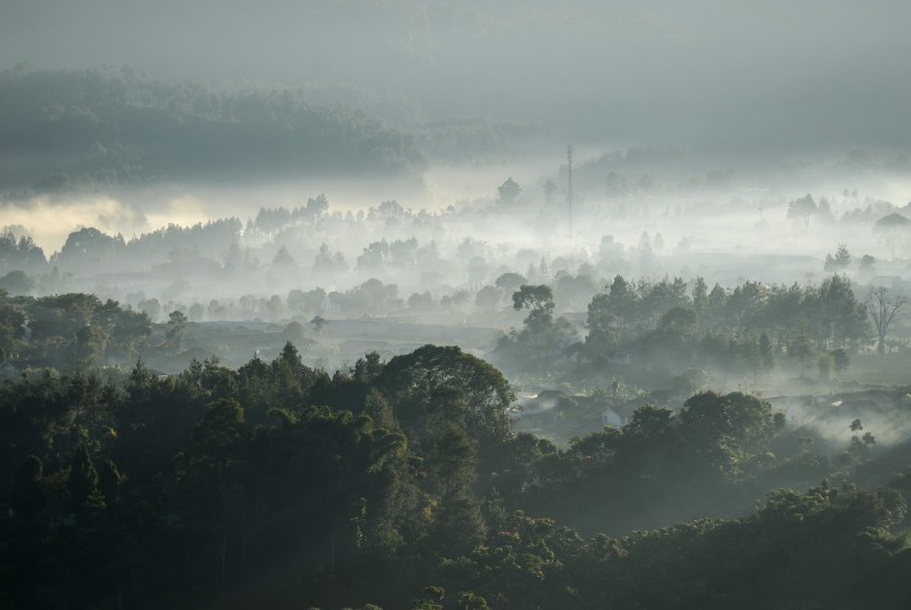 Pemandangan pedesaan yang tertutup kabut di Lembang, Kabupaten Bandung Barat, Jawa Barat, Sabtu (7/7). 