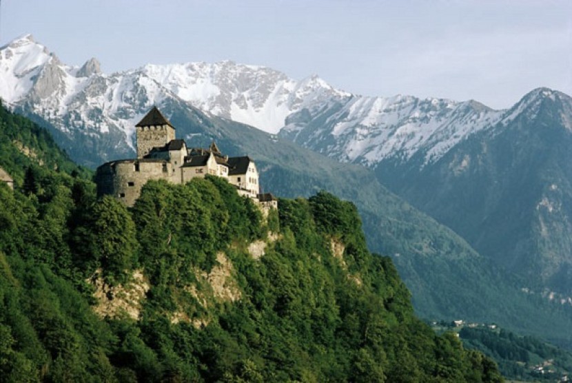 Pemandangan pegunungan Alpen yang khas, hasil peternakan dan pertanian, bangunan kuno termasuk Vaduz Castle sebagai istana pegunungan peninggalan Abad Pertengahan menjadi daya tarik utama pariwisata.