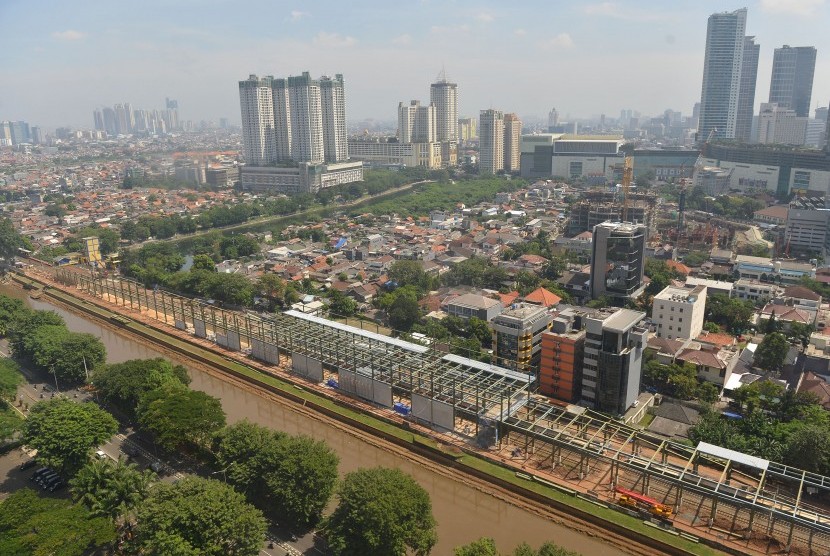 Pemandangan pembangunan stasiun Sudirman Baru untuk kereta tujuan bandara, di Jakarta, Senin (10/4).