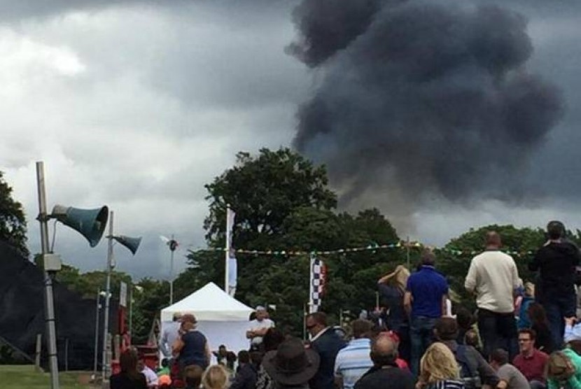 Pemandangan pesawat jatuh dari festival mobil di Inggris.