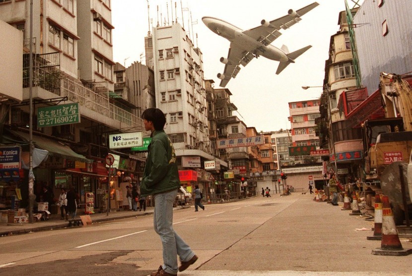 Hong Kong Larangan Penerbangan dari Inggris Awal Juli. Pemandangan pesawat yang hendak mendarat di Bandara Kai Tak Hong Kong
