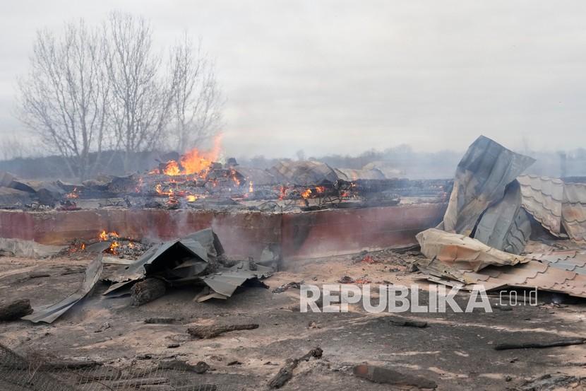  Pemandangan puing-puing rumah pribadi dan mobil yang terbakar setelah penembakan Rusia, di luar Kyiv, Ukraina, Kamis, 24 Februari 2022. Rusia pada Kamis melepaskan rentetan serangan udara dan rudal ke fasilitas Ukraina di seluruh negeri .