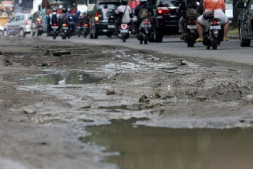 Pemandangan salah satu ruas jalan di Provinsi Riau yang rusak