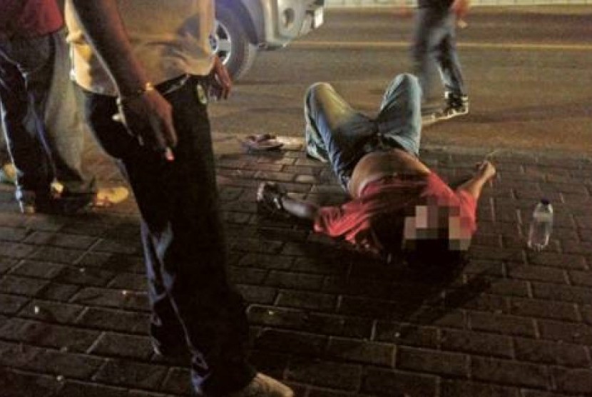 Pemandangan sehari-hari pekerja asing terkapar di jalan usai mabuk-mabukan di klub malam Karama