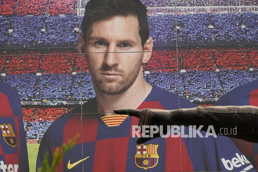 Pemandangan spanduk besar yang menggambarkan penyerang FC Barcelona Lionel Messi di Barcelona