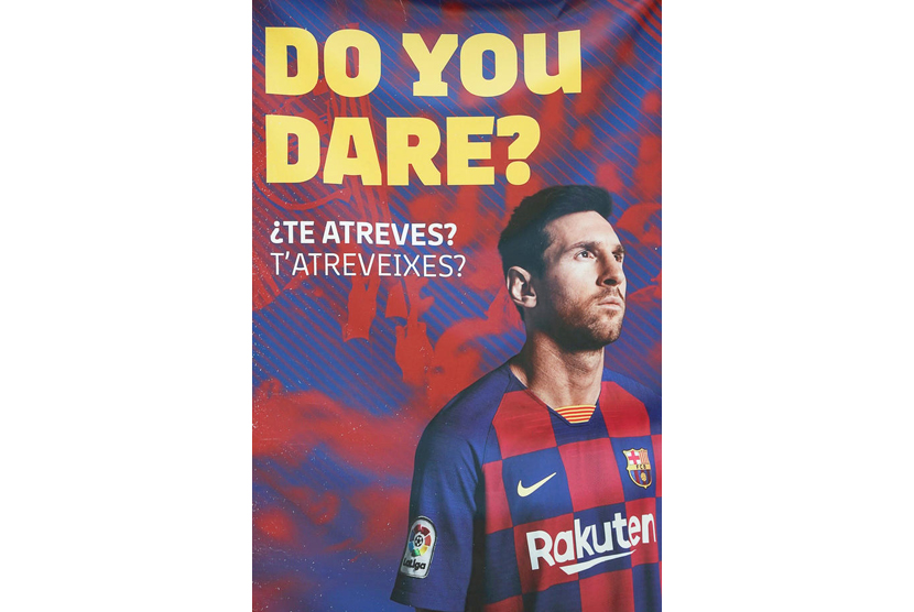 Pemandangan spanduk yang menggambarkan penyerang FC Barcelona Lionel Messi di Barcelona.