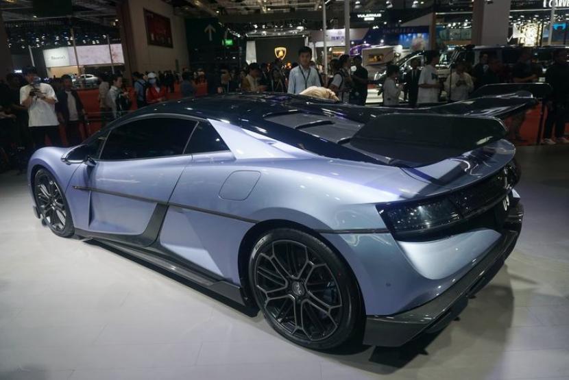 Pemandangan supercar listrik mewah terbaru BYD Yangwang U9 (Ultimat 9) dipamerkan di Shanghai Auto Show di Shanghai April 2023.